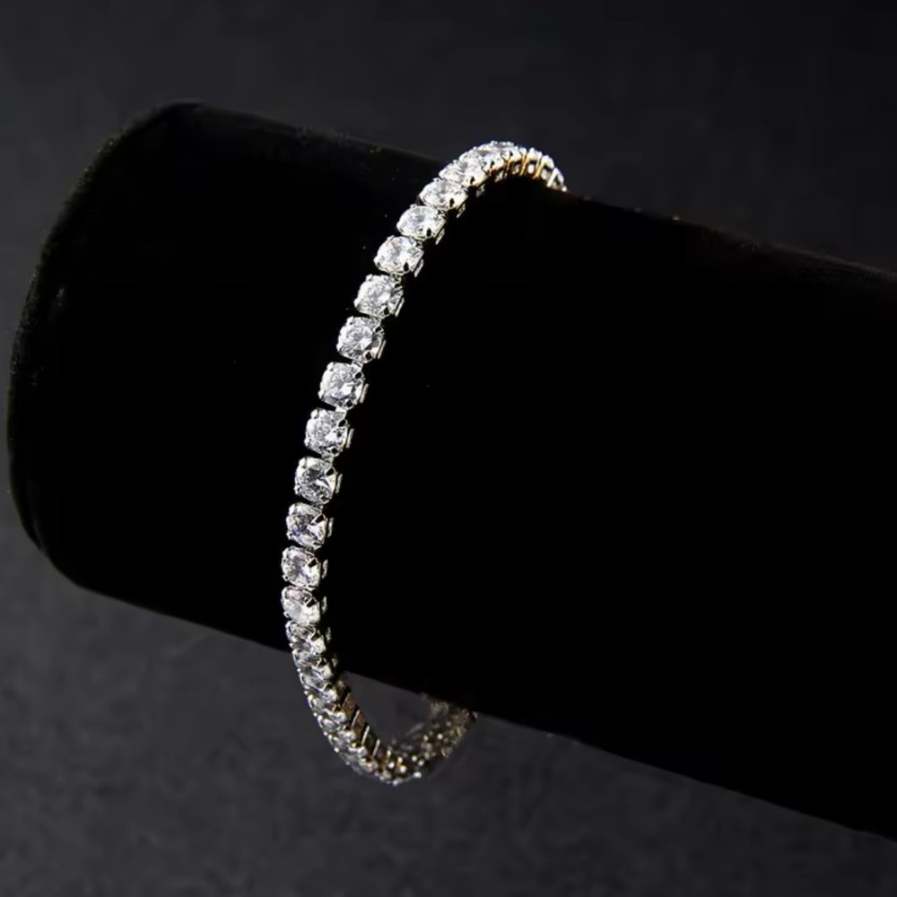 NWT Gorgeous Fashion Crystal Luxurious Bracelet Silver